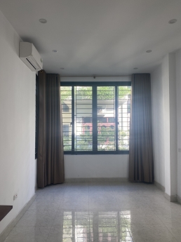Cần cho thuê nhà nguyên căn 4 tầng giá 11tr/th  tại phố Bồ Đề , Long Biên , HN