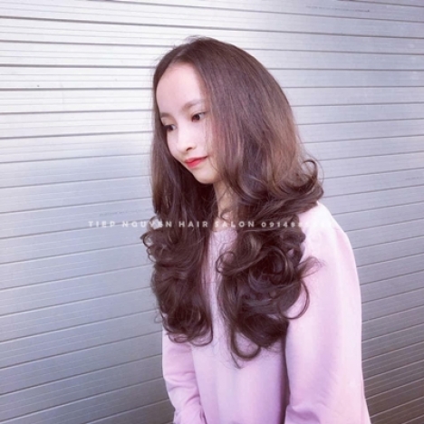 Xoăn sóng lơi ngang vai, mang cái nhìn chìu mến dành cho mái tóc. - Tiệp Nguyễn Hair Salon