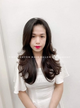 Tóc uốn sóng lơi ngang vai, phong cách nhẹ nhàng ưa nhìn. - Tiệp Nguyễn Hair Salon