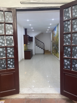 Cần cho thuê nhà nguyên căn 4 tầng giá 11tr/th  tại phố Bồ Đề , Long Biên , HN