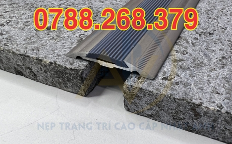 nẹp nhôm chống trơn - nẹp mũi bậc cầu thang