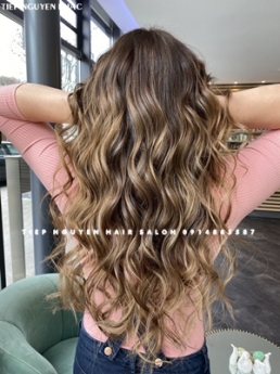Tóc uốn sóng lơi kết hợp xoăn bung layer. - Tiệp Nguyễn Hair Salon