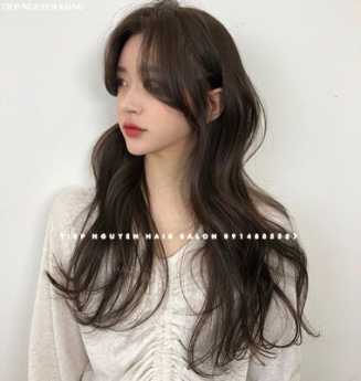 Tóc layer, kiểu uốn xoăn nhẹ nhàng cho nàng mái mưa cá tính. - Tiệp Nguyễn Hair Salon