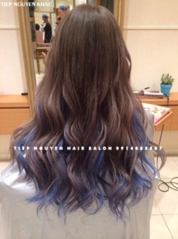 Tóc layer uốn xoăn sóng nước nhẹ nhàng cuốn hút. - Tiệp Nguyễn Hair Salon