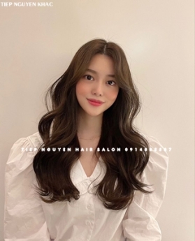 Tóc xoăn bung layer nhẹ nhàng uốn xoăn sóng lơi ngang vai. - Tiệp Nguyễn Hair Salon
