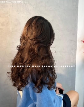 Tóc layer kết hợp mái bay, tóc xoăn sóng lơi ngang vai. - Tiệp Nguyễn Hair Salon