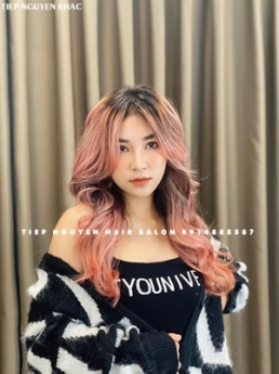 Tóc uốn xoăn sóng lơi kết hợp mái bay nhẹ nhàng cuốn hút. - Tiệp Nguyễn Hair Salon