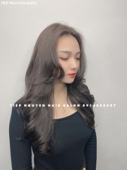 Tóc màu nâu đỏ uốn xoăn sóng lơi ngang vai. - Tiệp Nguyễn Hair Salon