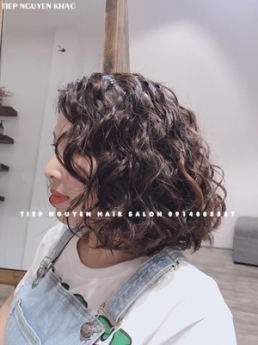 Tóc xoăn bung layer xoăn sóng nhẹ nhàng ngang vai. - Tiệp Nguyễn. Hair Salon