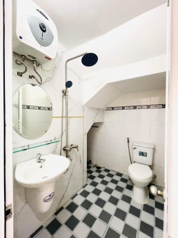 NHÀ ĐẸP 2 TẦNG CÁCH ĐƯỜNG LÊ DUẨN 50M DT LỚN