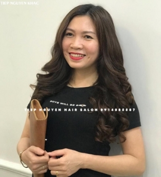 Tóc layer nhẹ nhàng ngang vai cho hội chị em tóc xoăn. - Tiệp Nguyễn. Hair Salon