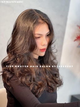 Tóc dài uốn xoăn sóng lơi nhẹ nhàng style thời trang. - Tiệp Nguyễn Hair Salon