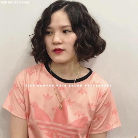 Tóc uốn xoăn sóng nước, kiểu tóc layer ngang vai. - Tiệp Nguyễn. Hair Salon