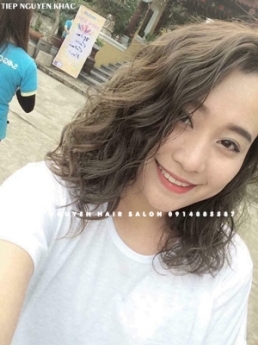 Tóc ngang vai uốn xoăn sóng lơi nhẹ nhàng tóc nàng mái bay. - Tiệp Nguyễn Hair Salon