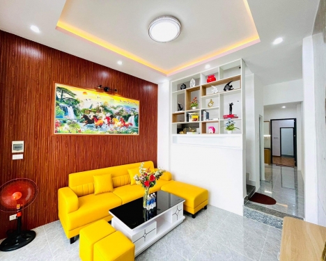 NHÀ ĐẸP 2 TẦNG CÁCH ĐƯỜNG LÊ DUẨN 50M DT LỚN
