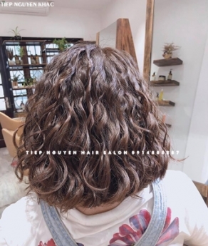 Tóc uốn xoăn sóng nước kết hợp tóc layer ngang vai. - Tiệp Nguyễn. Hair Salon
