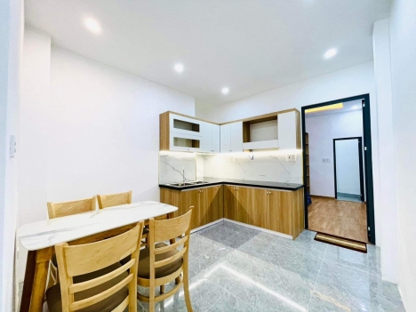 NHÀ ĐẸP 2 TẦNG CÁCH ĐƯỜNG LÊ DUẨN 50M DT LỚN