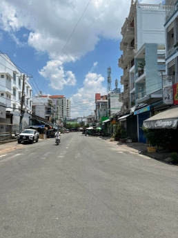 Chỉ 3 tỷ 3, nhà Tân Phú cạnh chợ Tân Hương, xe hơi đổ cửa, dt 4x8m, 1 trệt 1 lầu.