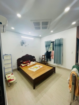 Chỉ 3 tỷ 3, nhà Tân Phú cạnh chợ Tân Hương, xe hơi đổ cửa, dt 4x8m, 1 trệt 1 lầu.