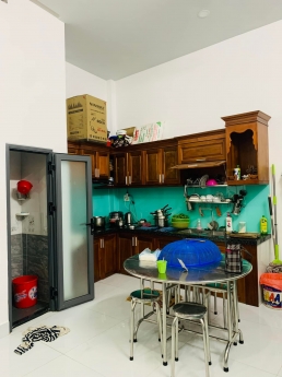 Chỉ 3 tỷ 3, nhà Tân Phú cạnh chợ Tân Hương, xe hơi đổ cửa, dt 4x8m, 1 trệt 1 lầu.