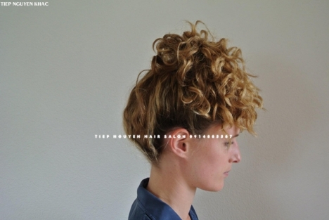 Xoăn sóng layer ngang vai, style cá tính, thời thương. - Tiệp Nguyễn. Hair Salon