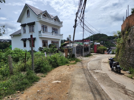 Bán gấp đất rộng view thoáng thích hợp xây Homestay đường Khe Sanh 648m2 giá 17.5 tỷ
