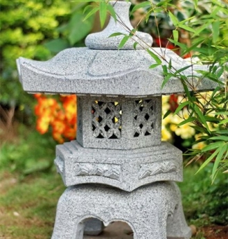 Đèn đá trang trí vườn