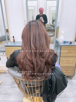 Tóc xoăn layer ngang vai nhẹ nhàng cuốn hút - Tiệp Nguyễn