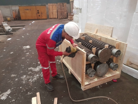 Đóng gói hàng hóa để vận chuyển máy móc tại Hà Nội
