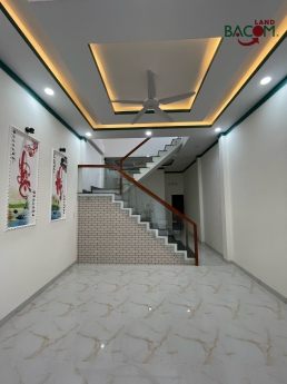 Giá chỉ: 2,3 tỉ Thương lượng.Bán nhà 1 trệt 1 lầu 65m2 SHR thổ cư đường ô tô nhỏ (P. Tân Vạn)