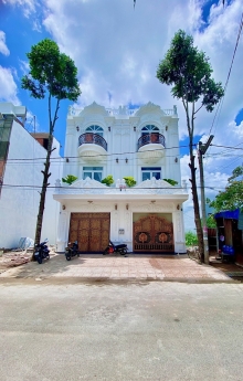 Bán 2 căn nhà liền kề mặt tiền đường D33 KDC Hồng Loan . Nhà mới 100% . Sổ hồng , dọn vào ở ngay