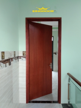 Cửa gỗ biệt thự MDF Veneer vân gỗ sóng lượn đẹp mắt.