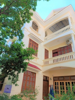 Bán nhà Biệt thự Lạc Long Quân, Quận Tây Hồ, Sân vườn: 298M - 4T - MT15m - LGoc: Giá 46 Tỷ