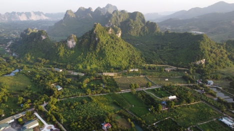 BÁN ĐẤT LIÊN SƠN,LƯƠNG SƠN,HB,8390M2,LÔ GÓC 2 MẶT ĐƯỜNG TO, KINH DOANH TỐT, 2,6TR/M2