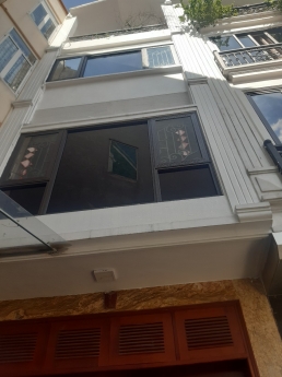 Ngọc Lâm  bán nhà DT36 nhà 3tầng mt5m giã 4.7 tỷ