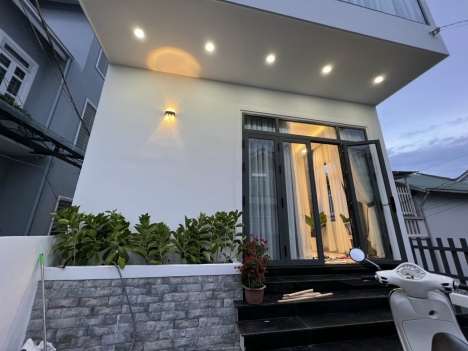Cần bán căn nhà mới xây trên đường Nguyễn Trãi, Phường 9, TP. Đà Lạt, giá 12 tỷ