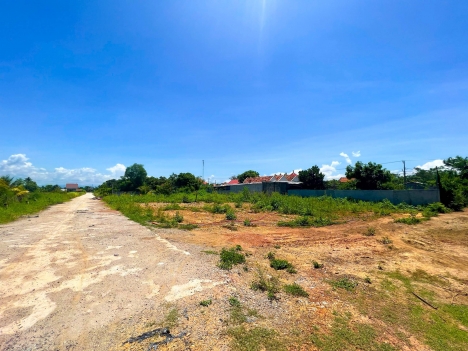Bán đất 2 mặt tiền vuông đẹp gần khu công nghiệp, cách biển 10 phút