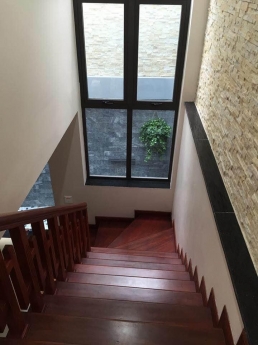 Bồ Đề, long Biên - Nhà 5 tầng mới ở luôn - DT 75 m2, gara oto.Giá 11,5 tỷ.