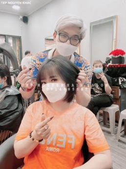 Học nghề tóc, kiểu tóc xoăn hippie kết hợp nhuộm màu nâu.