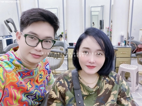 Học nghề tóc, xoăn hippie uốn mái chéo với nữ mặt tròn.