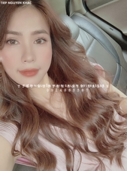 Học nghề tóc, uốn xoăn hippie tự nhiên tạo kiểu đơn giản.