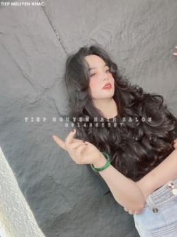 Học nghề tóc, uốn xoăn hippie phong cách thời trang cá tính.