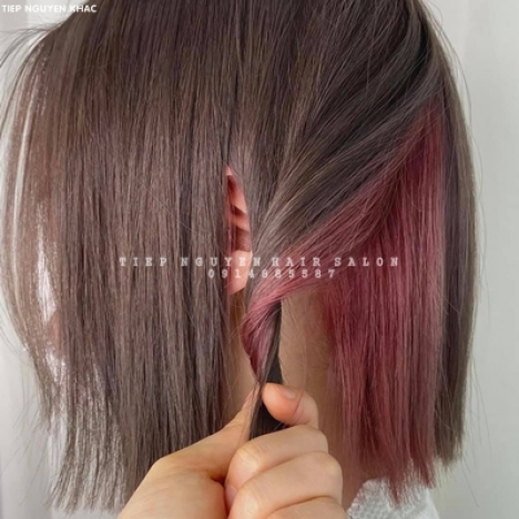 Học nghề tóc, uốn xoăn hippie phong cách thời thượng.