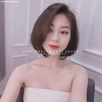 Học nghề tóc, uốn tóc xoăn hippie.