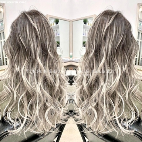 Học nghề tóc, xoăn hippie uốn mái chéo với nữ mặt tròn.