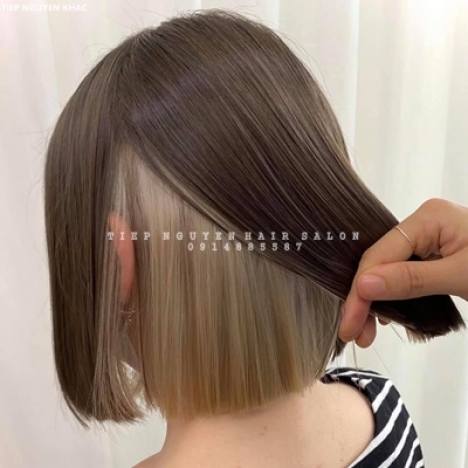 Học nghề tóc, uốn xoăn hippie phong cách thời thượng.