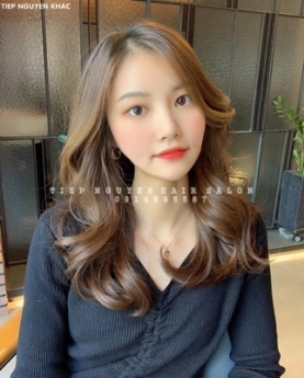 Học nghề tóc, uốn xoăn hippie tự nhiên ngang lưng.