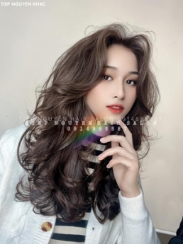 Xoăn lơi ngang vai kiểu xoăn gợn sóng nước, học nghề tóc Tiệp Nguyễn.