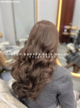Tóc xoăn lơi ngang vai cho nữ, học nghề tóc Tiệp Nguyễn.