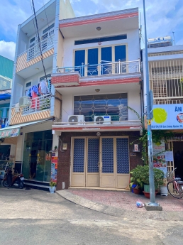 Bán nhà MTNB 8m đường Lạc Long Quân, Q.11. DT 4.2m x 7.1m